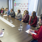 El presidente de la Diputación y el diputado de Cultura, con las maestras del programa. FERNANDO OTERO