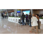 Pasajeros se encaminan hacia la zona de embarque en la nueva terminal del aeropuerto de León.