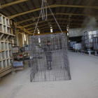 Uno de los trabajadores con una estructura transportada por una grúa.