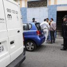 Ambulancia ante la puerta de la vivienda de Valencia donde ha sido asesinada una mujer.