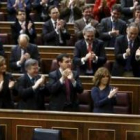 Los diputados del PP aplauden a Mariano Rajoy tras su intervención en el Congreso.