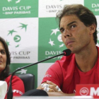Rafa Nadal, junto a la capitana Conchita Martínez, este martes en Nueva Delhi.
