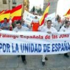 Miembros de Falange portando una pancarta en la manifestación de Salamanca «por la unidad de España»