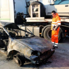 Aspecto del vehículo incendiado tras el accidente mortal en la AP-7, a la altura de Girona.