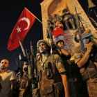 Soldados y partidarios del presidente Erdogán en la Plaza Taksim de Estambul.