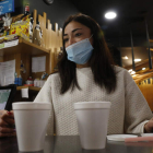 Elena Georgieva, camarera del Albany, sirviendo ayer a mediodía dos cafés para llevar. FERNANDO OTERO