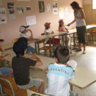 Niños de la escuela de verano ayer durante una clase.