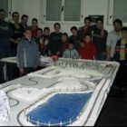 Aficionados al scalextric de todas las edades comparten experiencias en la sede de Slot Laciana