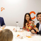 El líder de Ciudanos, Albert Rivera, la candidata a la alcaldía de Madrid, Begoña Villacís, y el secretario de Programas y Áreas Sectoriales, Toni Roldán.
