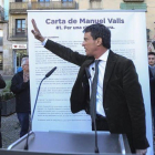 Manuel Valls, ayer martes, en el Raval.