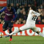 El madridista Marcelo (d) superado por Malcom en un momento del partido ante el Barça.