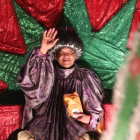 El mago Chalupa, como embajador, abría la cabalgata de los Reyes a su paso por las calles de Ponferrada, llenas de miles de niños con sus familiares. L. DE LA MATA