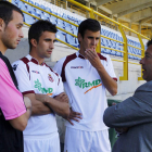 El presidente de la Cultural, Javier Baena, conversa con Diego Calzado, Edgar y Esaú.