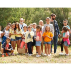 Niños, niñas y monitores, ayer en el huerto de la Fundación Cerezales dentro del taller Aventura en el Huerto. DL/FUNDACIÓN CEREZALES