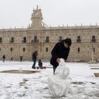 Los leoneses disfrutaron de la nieve caída durante la mañana, como en esta estampa de la plaza de San Marcos. FERNANDO OTERO