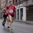 Cánovas, con el dorsal número 47, encabeza la carrera disputada en La Felguera.