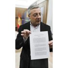 Blanco exhibe el documento de los expedientes.
