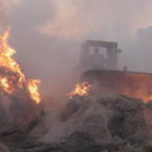 Una excavadora lucha contra las llamas en el incendio una granja de Palacios, en el 2008.