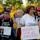 Victimas de la supuesta trama de bebes robados se han concentrado en la entrada de la Audiencia Provincial de Madrid que juzga entre hoy al doctor Eduardo Vela.