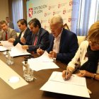 Los presidentes de los grupos firmaron ayer en la Diputación su convenio de colaboración . RAMIRO