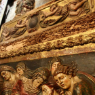 El retablo destaca por las escenas en alto relieve de la predela que representa escenas como la de Jesús en el sepulcro.