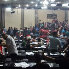 Los seguidores del clérigo Al Sadr en las instalaciones del parlamento iraquí. AHMED JALIL