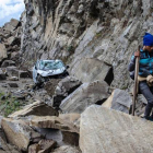 Un hombre anda entre las ruinas en una carretera hacia Dhunche, en la zona del parque nacional de Langtang.