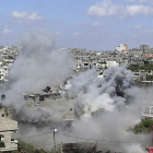 La ciudad de Jabaliya, al norte de la franja de Gaza, ayer durante un ataque israelí.