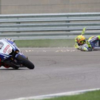 Rossi cae y es sobrepasado por el español Jorge Lorenzo.