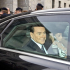 Berlusconi y su asistenta personal abandonan la Corte de Milán.