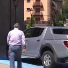 Luis Bárcenas se dirige a su vehículo, aparcado en una plaza para discapacitados, tras acudir a firmar a los juzgados de Vielha, este martes.