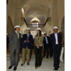 El delegado del Gobierno, el arquitecto, la ministra y el alcalde de Sahagún, durante la visita.