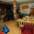 En la imagen de arriba, una panorámica del interior de esta cafetería-tetería. Abajo, la entrada principal, que rompe totalmente con el esquema de la calle donde se ubica.