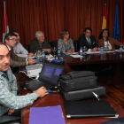 El consejero entre la alcaldesa de Fabero y la subdelegada del Gobierno, con otras autoridades. L. DE LA MATA