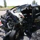 Estado que presentaba el turismo siniestrado tras el rescate del cuerpo del conductor. MARCIANO PÉREZ