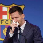 Messi, se emocionó durante su comparecencia para explicar su versión sobre su marcha. ANDREU DALMAU