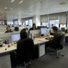 Un grupo de empleados, en su puesto de trabajo, en una imagen de archivo.