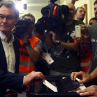 El expresidente Artur Mas depositó su voto en un colegio de Barcelona. A. ESTÉVEZ