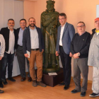 Pablo y Carlos Gutiérrez rebibieron ayer en el Ayuntamiento el reconocimiento por su donación. MEDINA