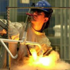 Un operario trabaja en una factoría dedicada a la fabricación de piezas fundidas.