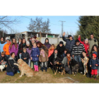Más de sesenta personas se convirtieron en los reyes magos de los perros, a los que llevaron regalos y cariño.