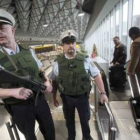 Dos policías patrullan el aeropuerto de Frankfurt tras la alerta.