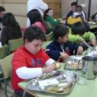 Los niños del colegio comen en el comedor escolar, donde también se desarrolló el proyecto
