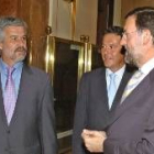 Mariano Rajoy, ayer en el Congreso, hablando con Manuel Marín y José María Michavila