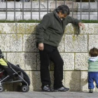 Un abuelo juega con un pequeño en un parque del municipio de Villaquilambre.