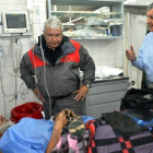 Estado en el que estaba Raúl Fernando Gómez Cincunegui tras el rescate. En la foto con el gobernador José Luis Gioja.