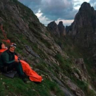 George y sus rescatadores al borde del abismo, donde pasaron la noche a la intemperie 'vivaqueando' hasta su rescate