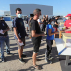 Trabajadores de LM, en uno de los turnos de votaciones celebrados hasta última hora del sábado y escrutado ayer domingo. L. DE LA MATA