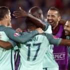 Los jugadores portugueses, con Cristiano a la cabeza, celebran el gol del triunfo. ROLEX DELA PENA