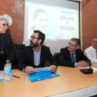 El gerente, junto a varios responsables sanitarias, durante las jornadas celebradas ayer. L. DE LA MATA